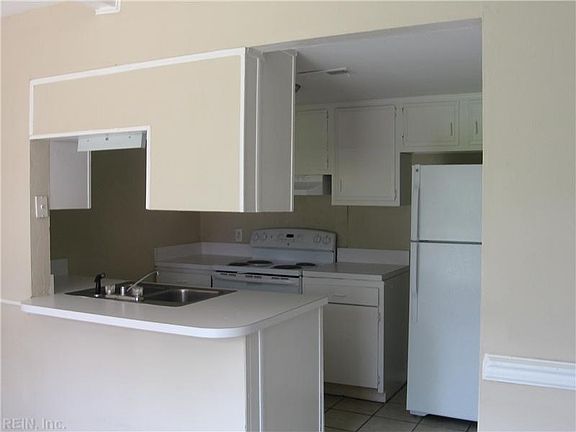 3rd image of 3940 Holly Cove Dr