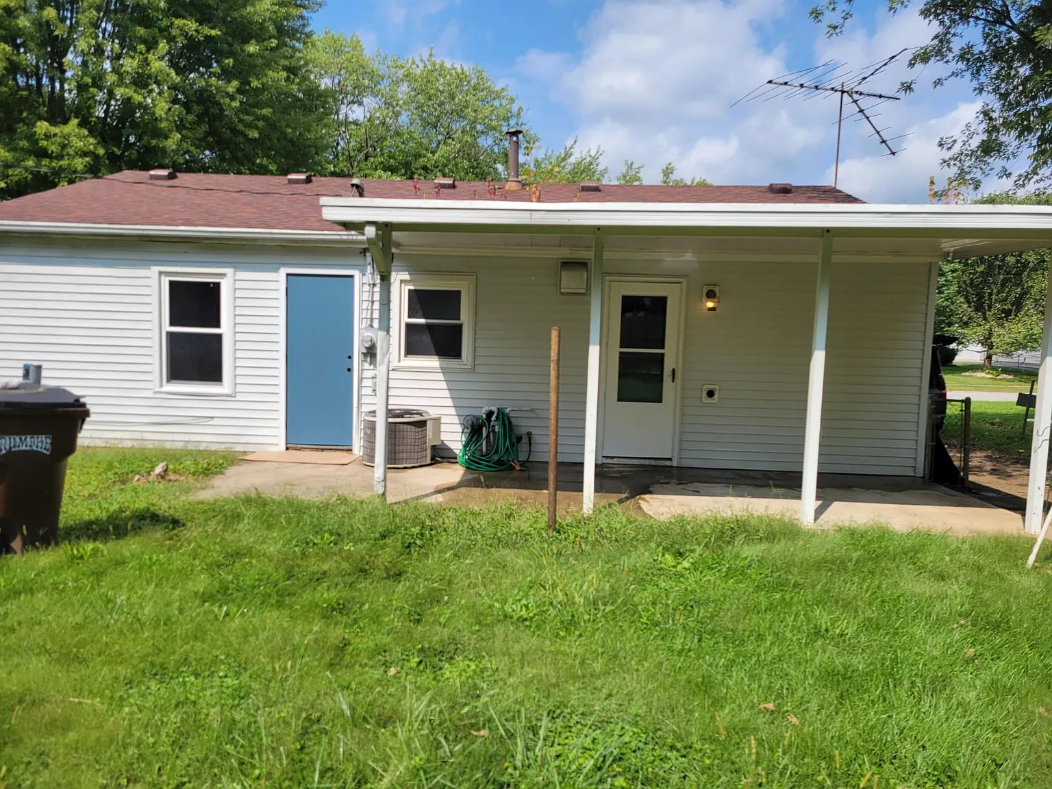 3 bed, 864 sqft, $1,200 — Photo 2