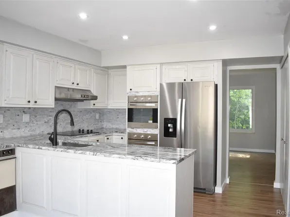 2073 Bordeaux St, West Bloomfield, MI 48323