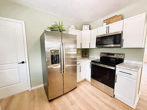 5th image of 903 Brown St