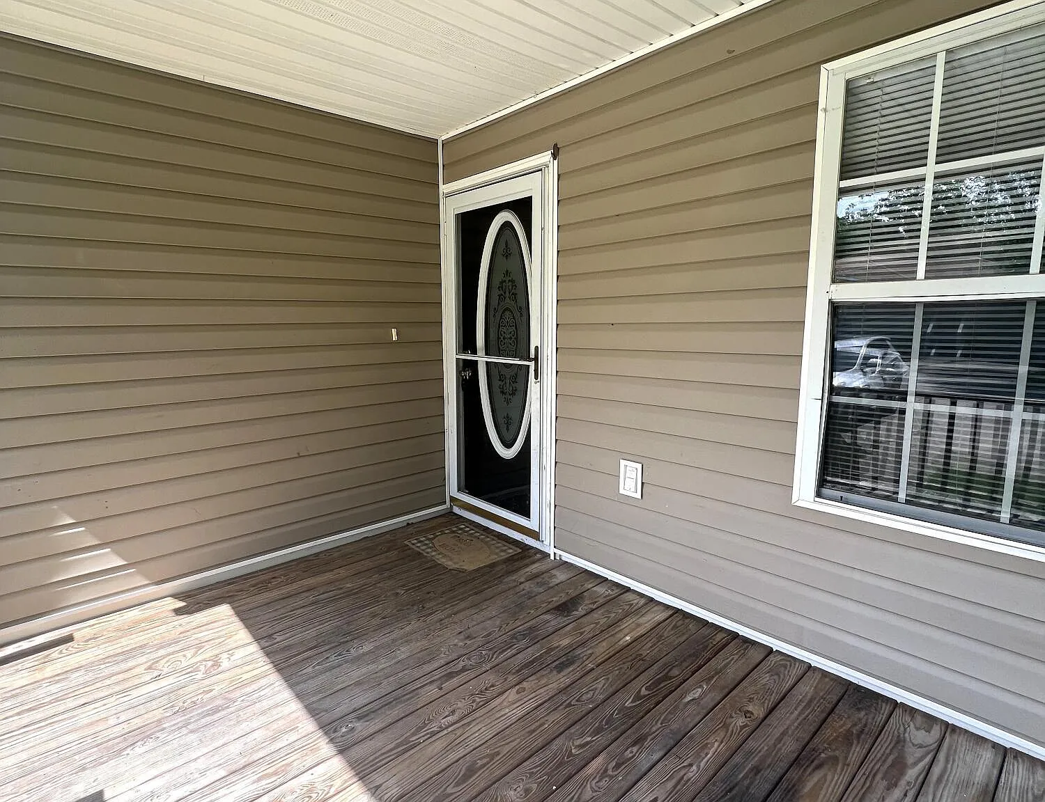 3 bed, 2.0 bath, 1358 sqft, $1,300 — Photo 2