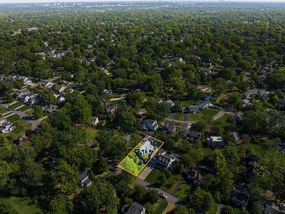 5th image of 432 Parkwoods Ave