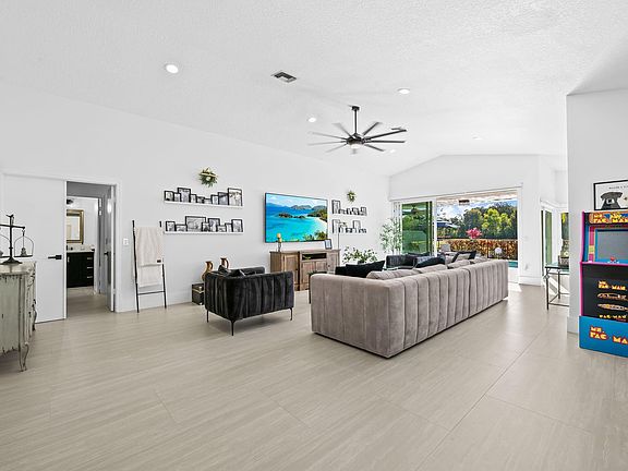 3rd image of 11108 Clover Leaf Circle