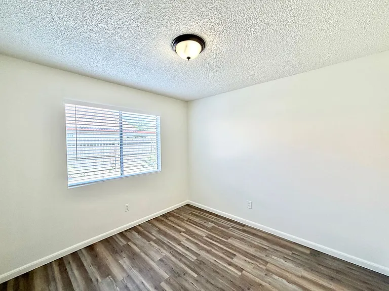 24690 Rugby Ln — Photo 21