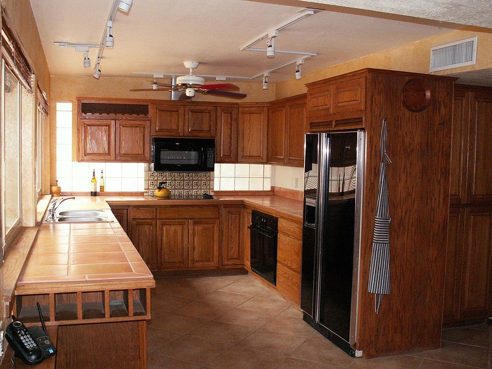 Spacious Kitchen with new sink and countertops.