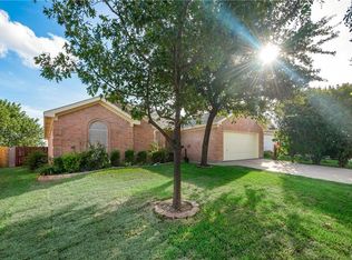 514 White Swan Dr, Arlington, TX 76002
