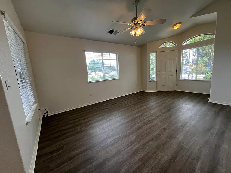 995 Vineyard Way — Photo 3