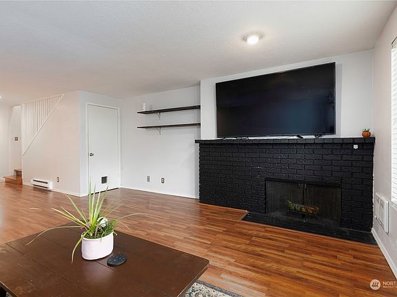 2nd image of 953 12th Street NE #953