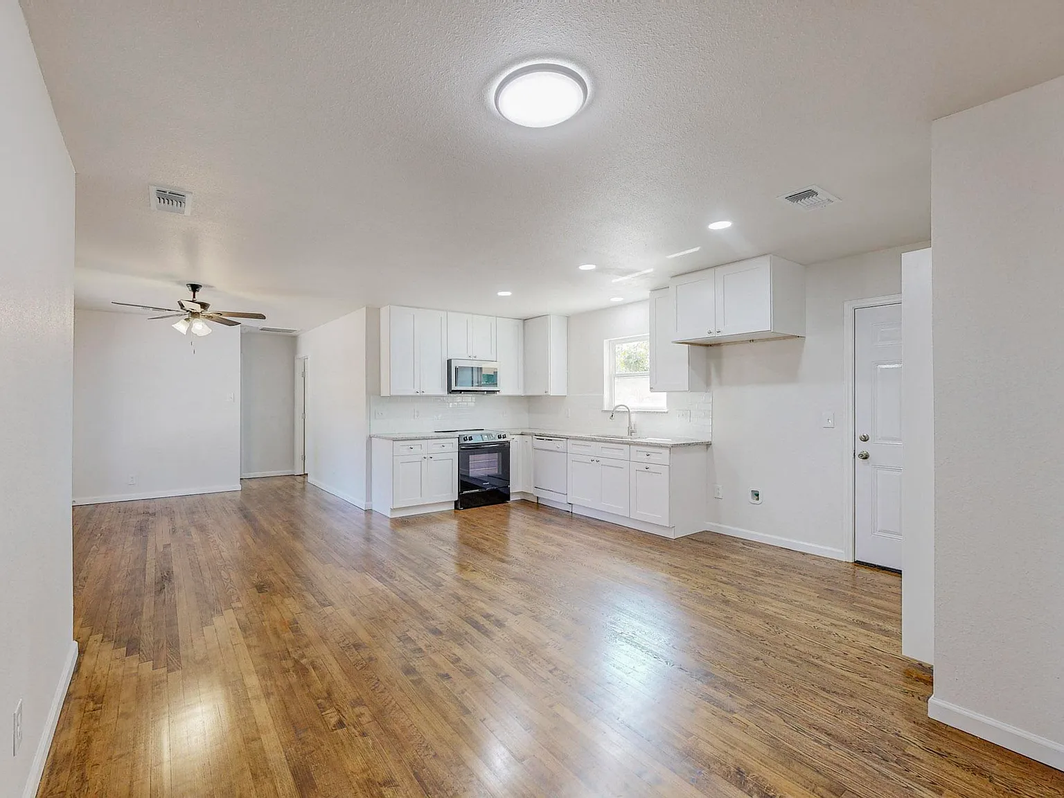 3 bed, 1117 sqft, $2,450 — Photo 2