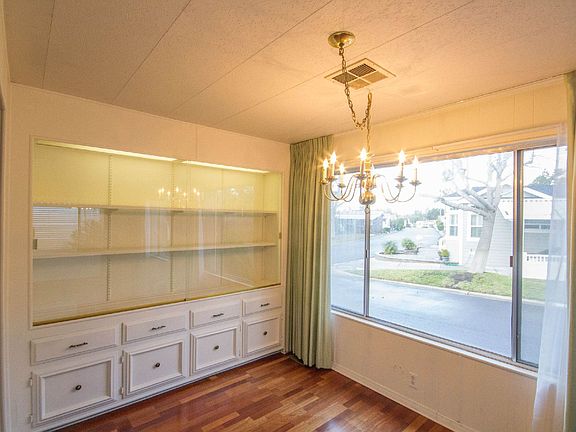 7327 San Luis Dining Area