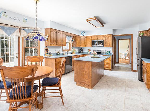 4th image of 1725 Essex Ct