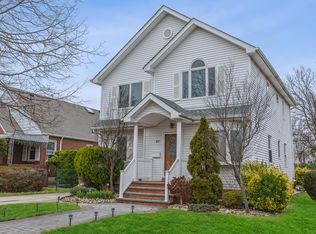 89 Nugent St, New Hyde Park, NY 11040