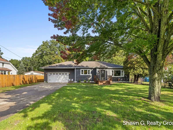 15691 Pruin St, Spring Lake, MI 49456