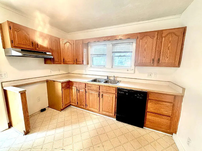 2605 Woodrow Ave — Photo 3