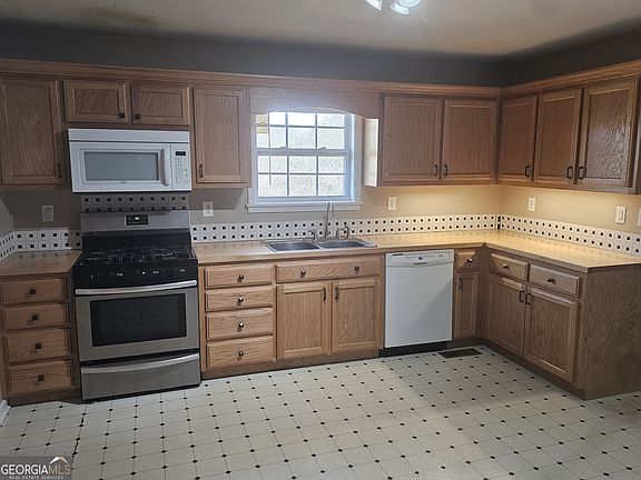 5th image of 695 Frost Rd