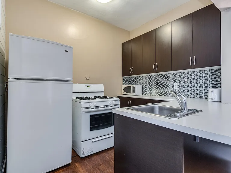 935 Jervis St #11 — Photo 12
