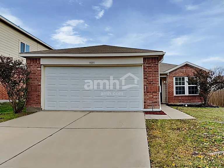 925 Hawthorne Rd — Photo 1