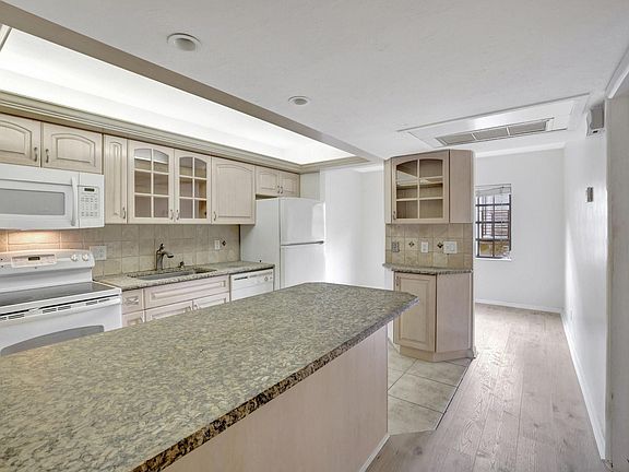 5th image of 917 NE 16th Avenue #7
