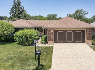 2520 Burgundy Ln, Northbrook, IL 60062
