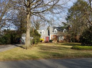 10 Orchard Meadow Rd, Williston Park, NY 11596