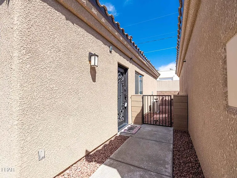 490 N Lake Havasu Ave #I — Photo 3