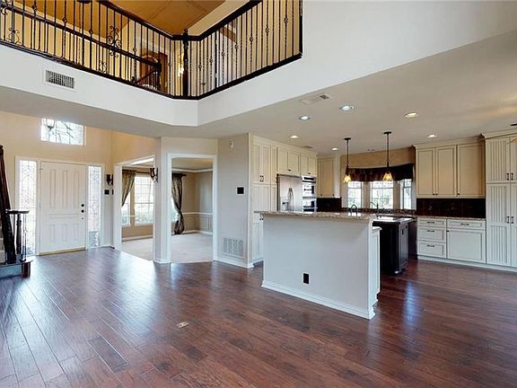 3rd image of 785 Oak Leaf Ct