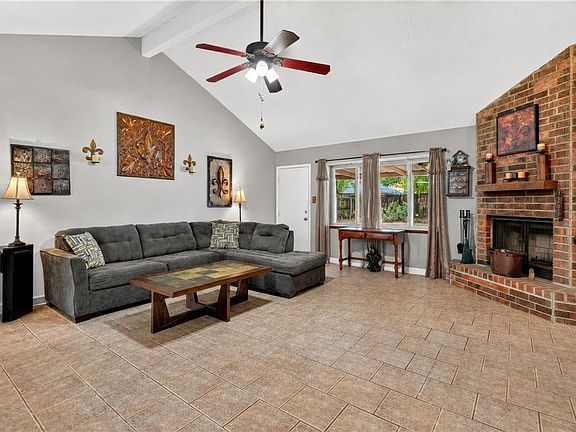 4th image of 302 Somerset Dr