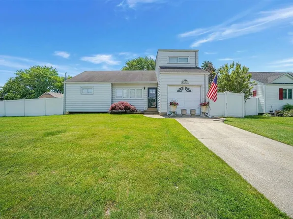 13 Thelma Place, Deer Park, NY 11729