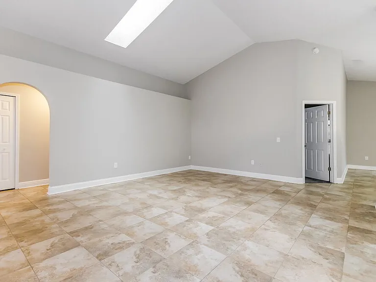 11305 Maybrook Ave — Photo 4