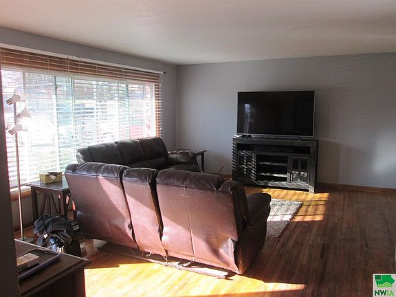 3rd image of 3100 Court St