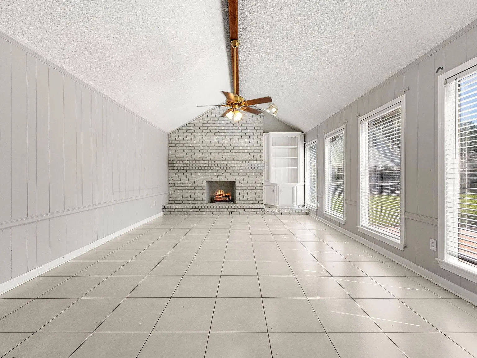 4 bed, 2.0 bath, 1905 sqft, $1,800 — Photo 2