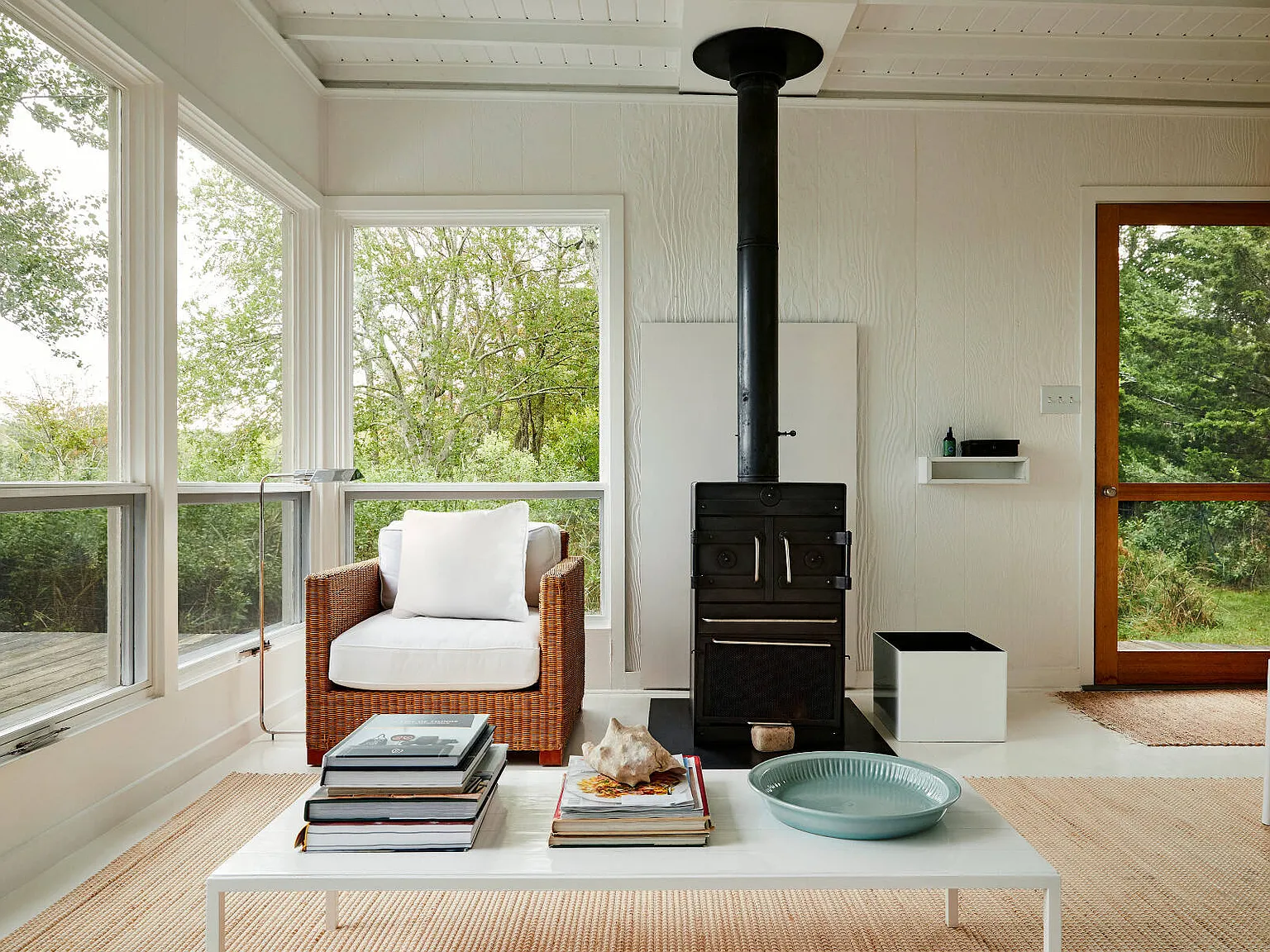 Private Waterfront Modernist Paradise — Photo 4