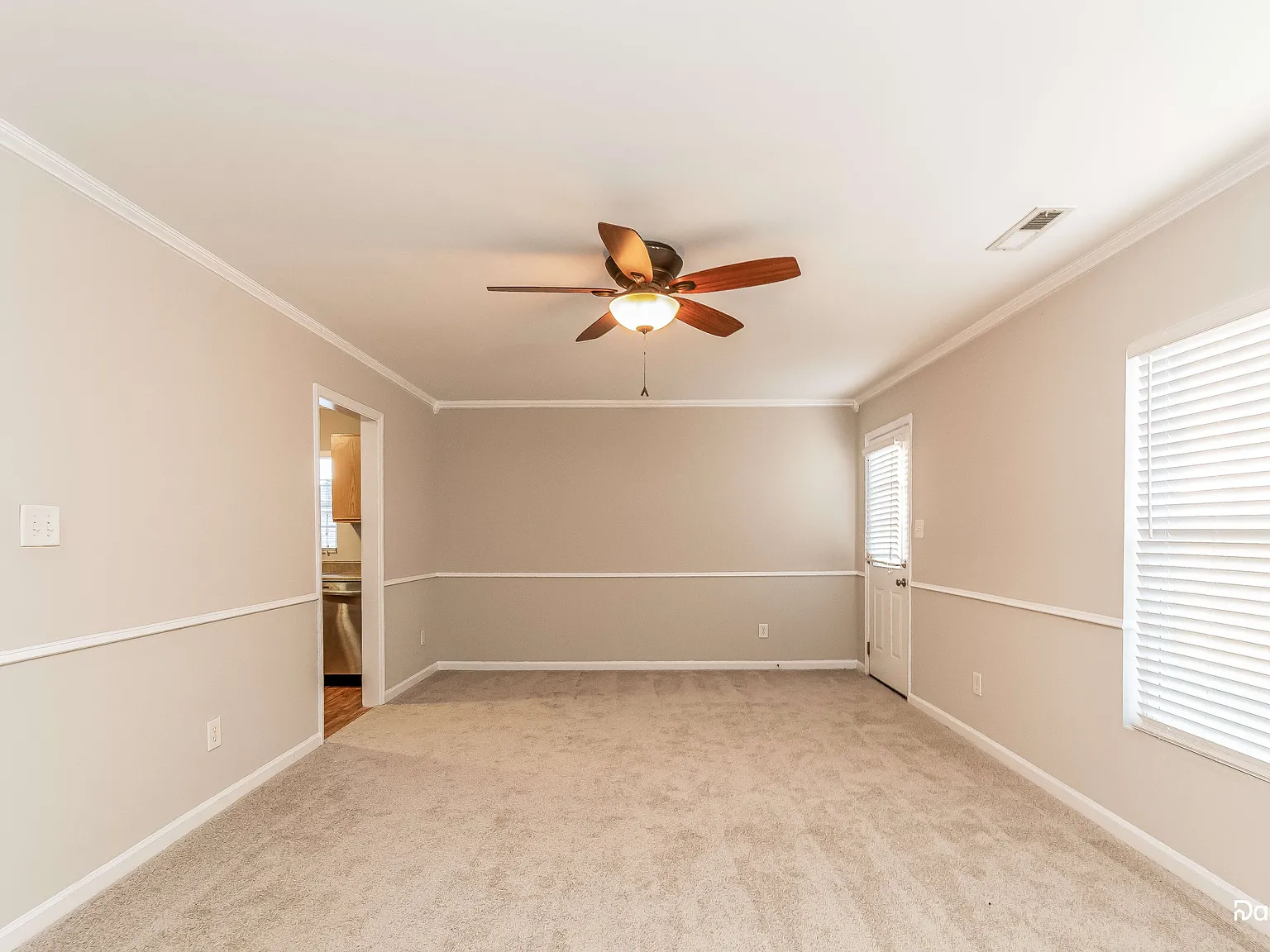 4 bed, 2.5 bath, 1498 sqft, $2,055 — Photo 3