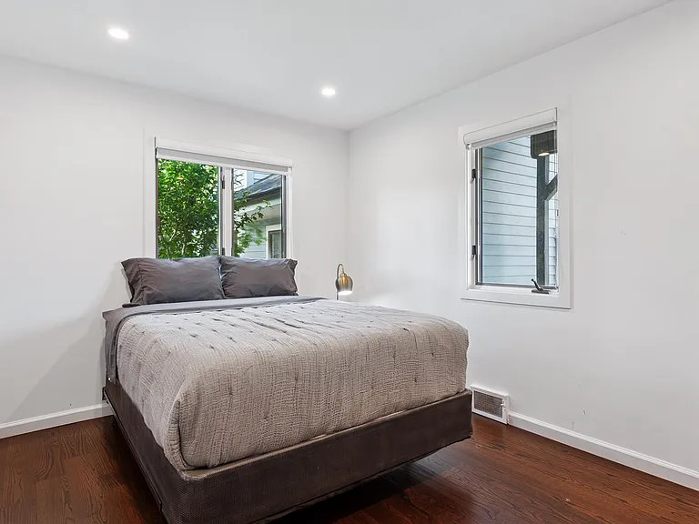 11 Lawrence Ave — Photo 9