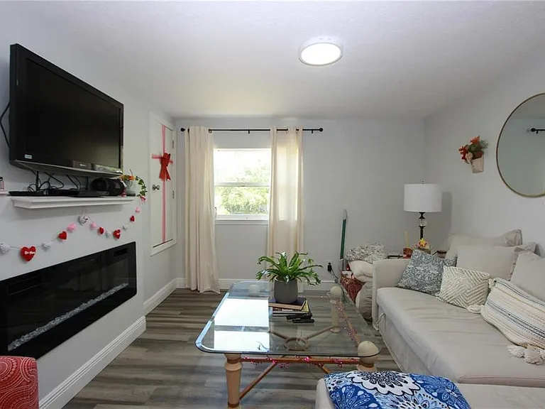 14 W King St — Photo 16