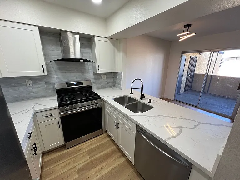 1534 Hialeah Dr #D — Photo 9