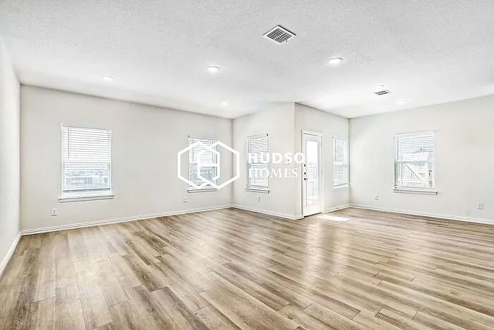 4 bed, 2.5 bath, 2189 sqft, $1,949 — Photo 2