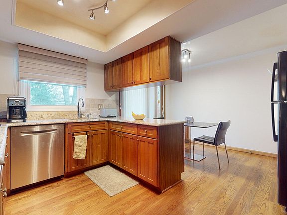 3rd image of 830 Dorncliff Ln