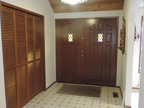 Vaulted entry w/ skylight