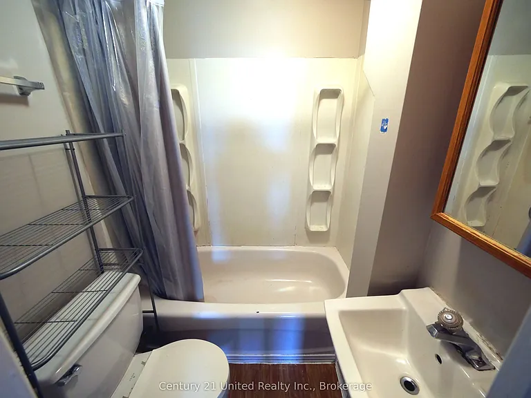 375 A Queen St — Photo 8