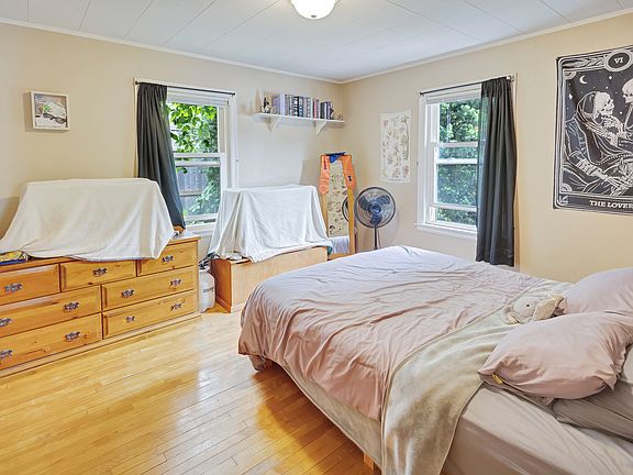 5th image of 1006 W John St