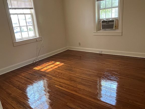 5th image of 305 N Jefferson St NE #A