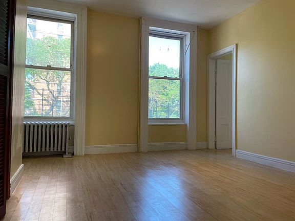 3rd image of 110 Manhattan Ave Floor 3