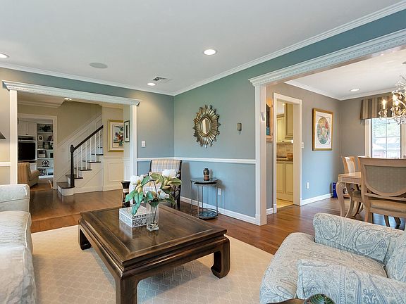 3rd image of 6 Vanderbilt Ln
