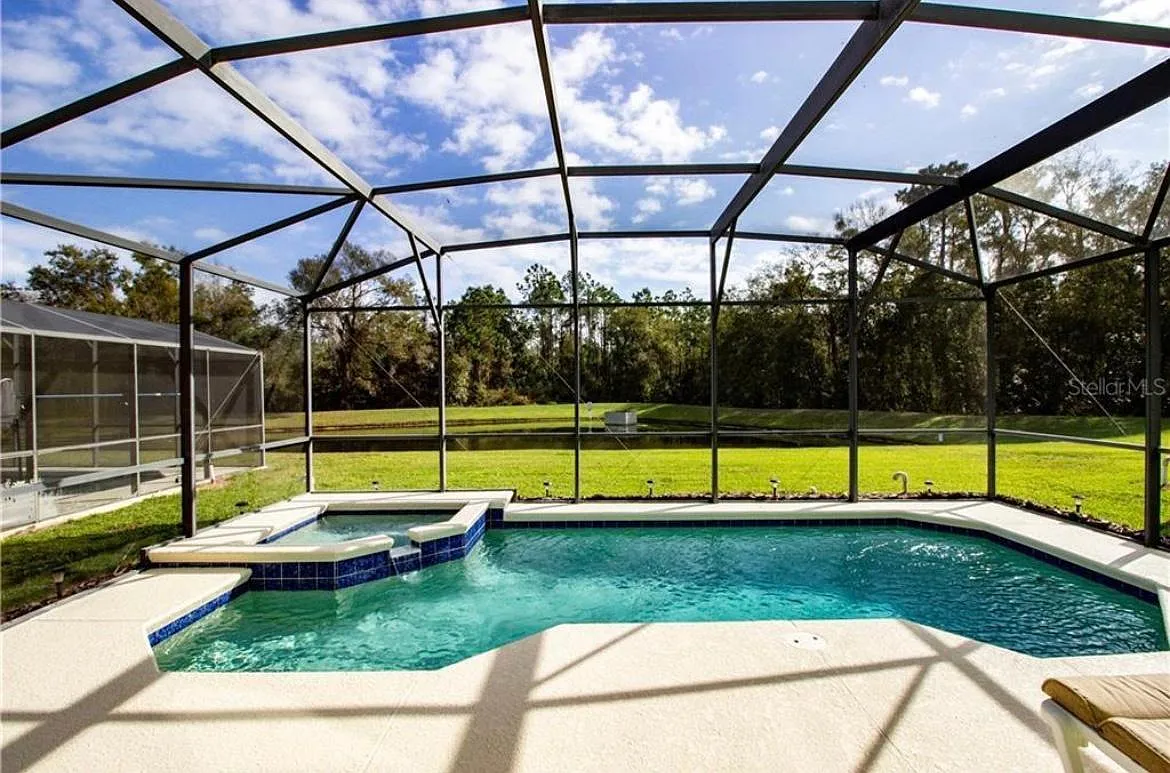 208 Hammock Ct — Photo 1