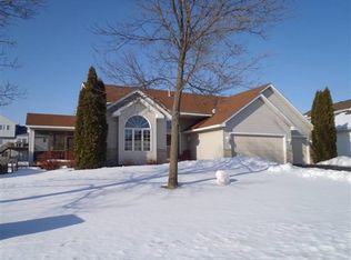 8326 Ashford Rd, Woodbury, MN 55125