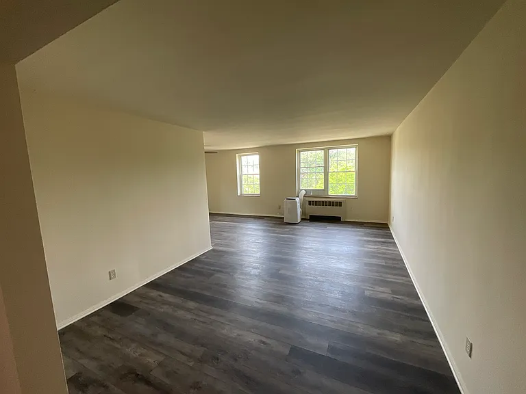 Country Club Apartments — Photo 15