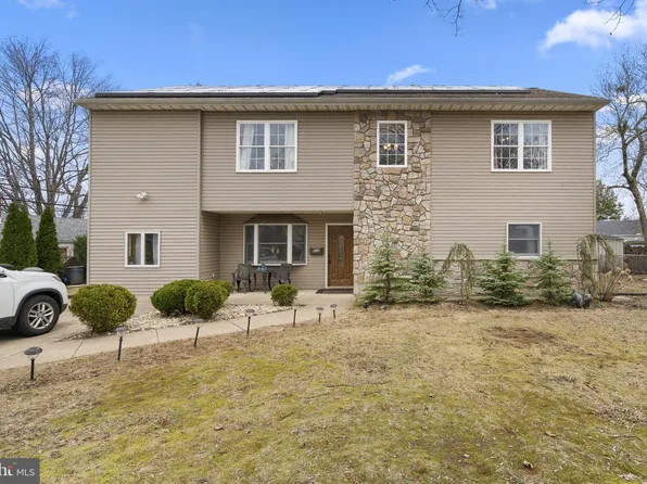 608 E Pine St, Trevose, PA 19053