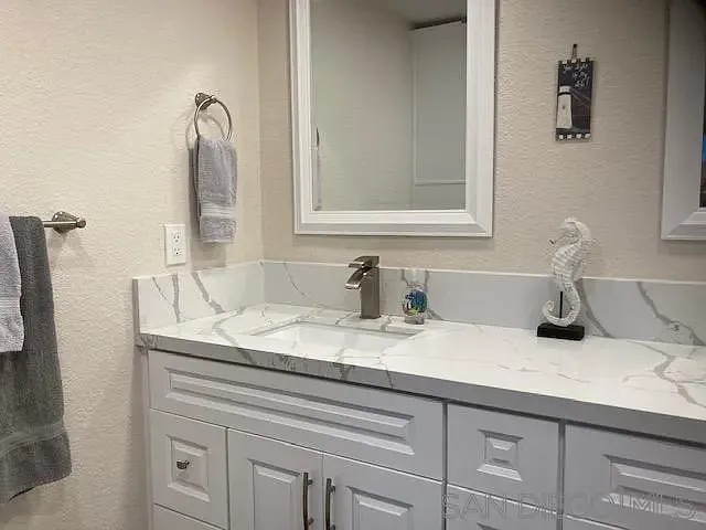 82 Kingston Ct W — Photo 15