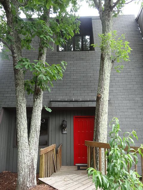1st image of 320 Hickory Blf